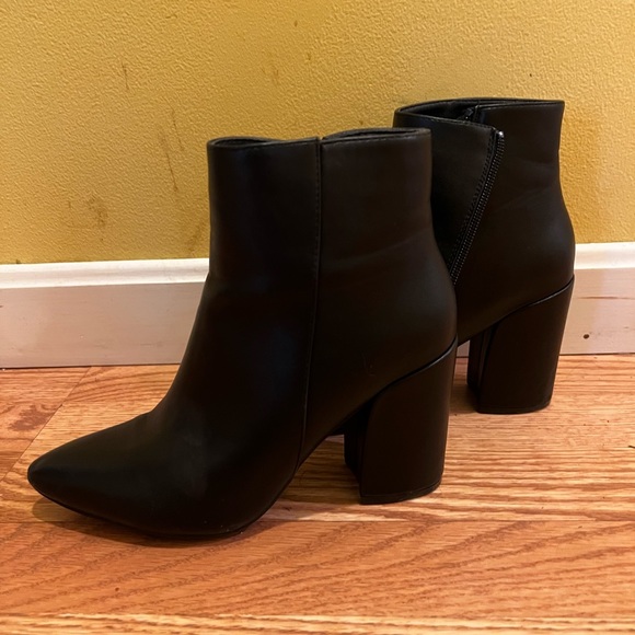 NEW size 7 Black Heeled Booties - Picture 1 of 4